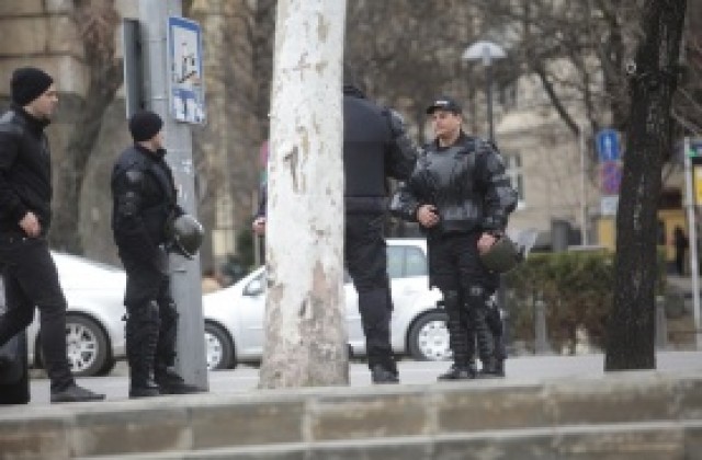 Близо 100 зад решетките преди вечното дерби