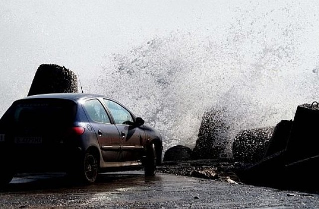 Предупреждават за силен вятър в 20 области на страната