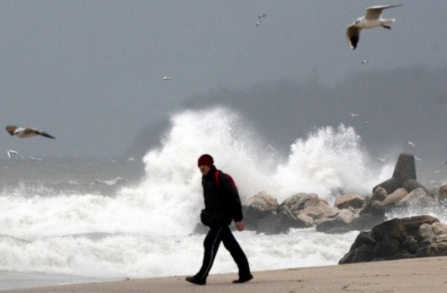 Опасен вятър нахлува във Варна, пристанището е затворено