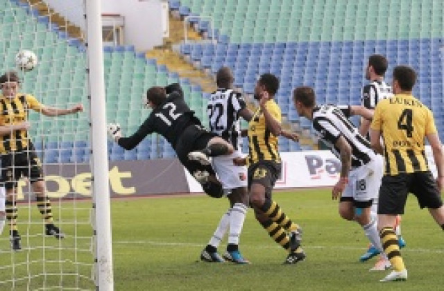 Ботев спечели с късен обрат пловдивското дерби