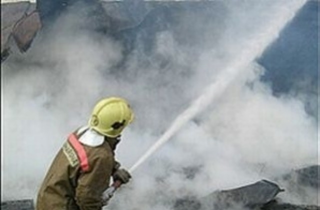 Запалена свещ подпали къща