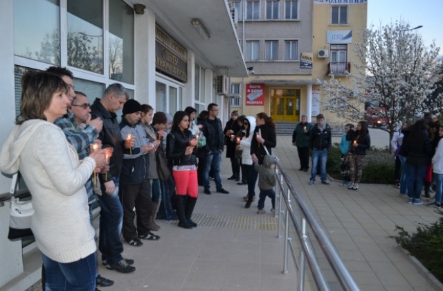 Младежи се събраха на бдение в Лясковец в памет на Емил Шарков