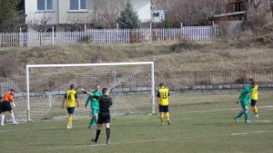 Фортуна обърна гръб на Германея Полицай гони фен по терена