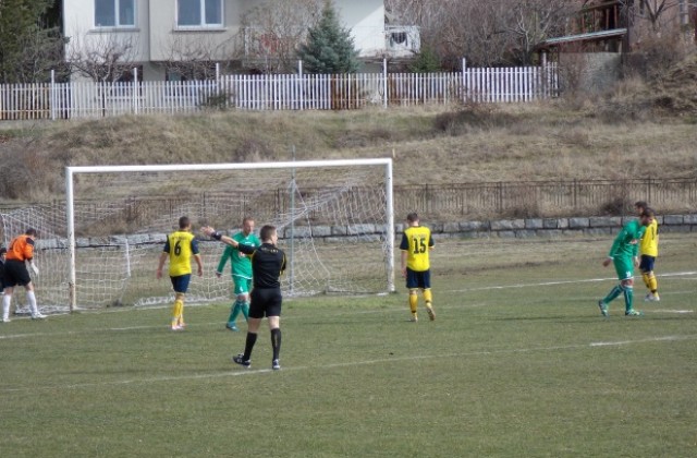 Фортуна обърна гръб на Германея. Полицай гони фен по терена