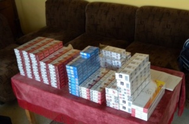 Полицията откри цигари без бандерол и нарязан тютюн в двама мъже