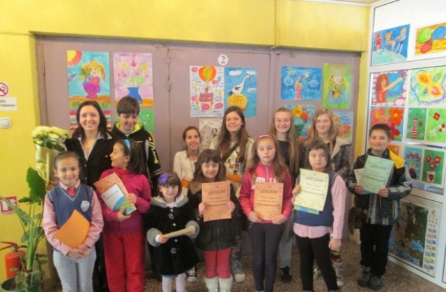 Откриха изложба на класа по изобразително изкуство към читалище Братство 1869