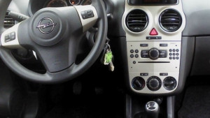 Откраднаха незаключена кола ключовете били на таблото