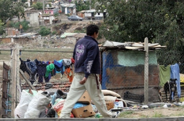 Връчиха заповеди за събаряне на циганско гето във „Владиславово”