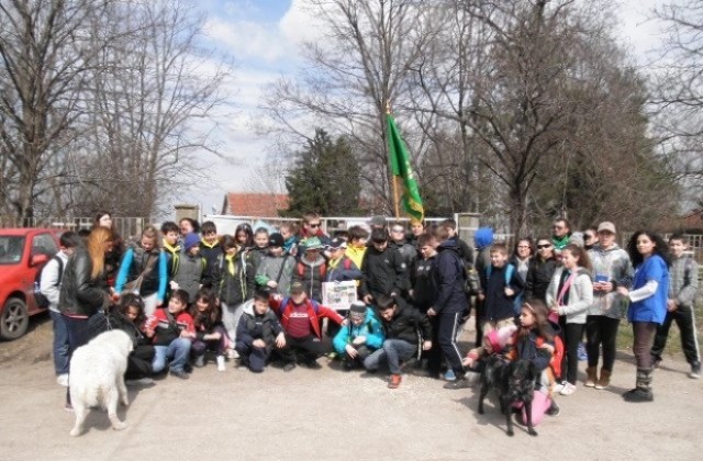 Деца от клуб „Приста скаут“ осиновиха 2 кучета