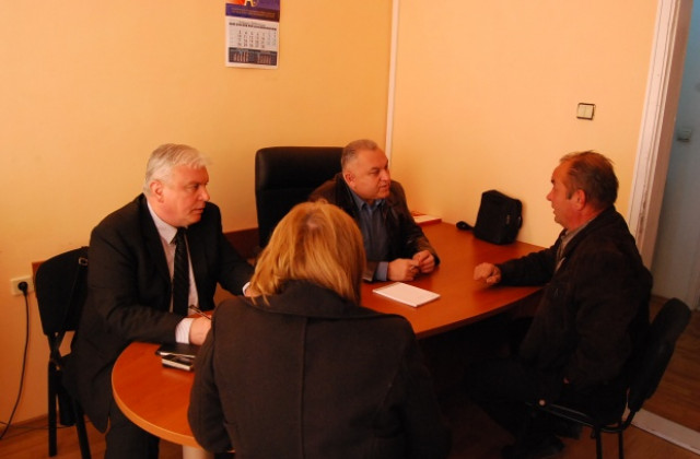 Кой реално управлява страната и кой носи отговорността, питаха в приемните на депутатите Стоев и Петков