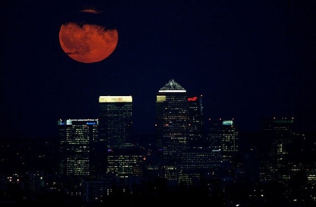 След 50 години хората ще живеят на Луната, вещае Стивън Хокинг