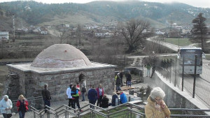 Чужденци разглеждат забележителностите на Разлог