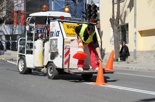 Започва поставянето на хоризонталната улична маркировка