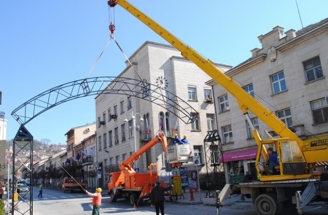 Монтираха стоманена арка за празника на В. Търново