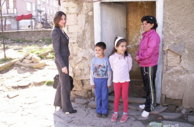Спешно изведоха самотна майка и двете й деца от полусрутена къща в Омуртаг