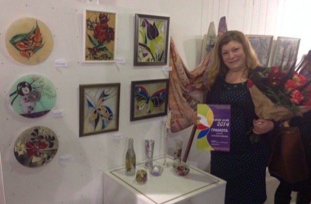 Зам.-кметът Снежана Данева участва със свои творби в Пролетния салон на СБХ