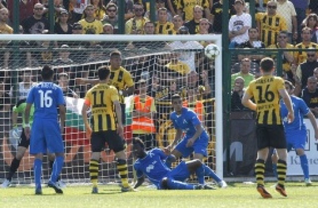 Полиция и стюарди пазят Левски от гневни фенове