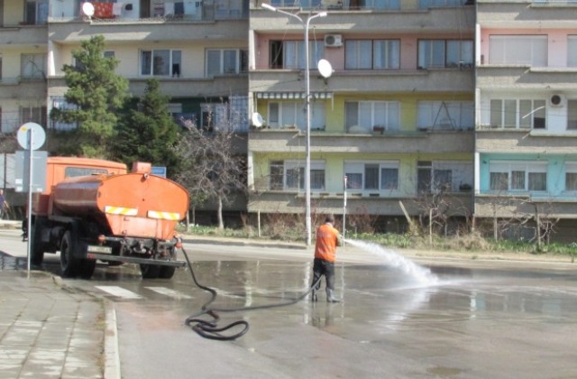 Започна измиването на улиците в Г. Оряховица