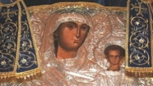 Митрополит Николай носи Златната ябълка в Чепеларе