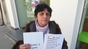 Кюстендилка протестира срещу мобилен оператор спорни са еротични СМС си