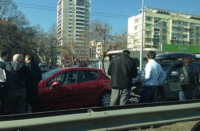 Верижна катастрофа блокира „Цариградско шосе