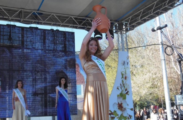 Девойка Кюстендилска пролет 2014 пожела много здраве, щастие и повече обич