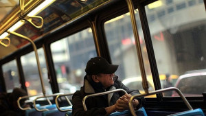 Дръжка на автобус се дезинфекцира сама