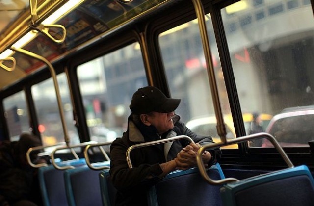 Дръжка на автобус се дезинфекцира сама