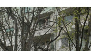 Варненец заплашва да скочи от четвъртия етаж