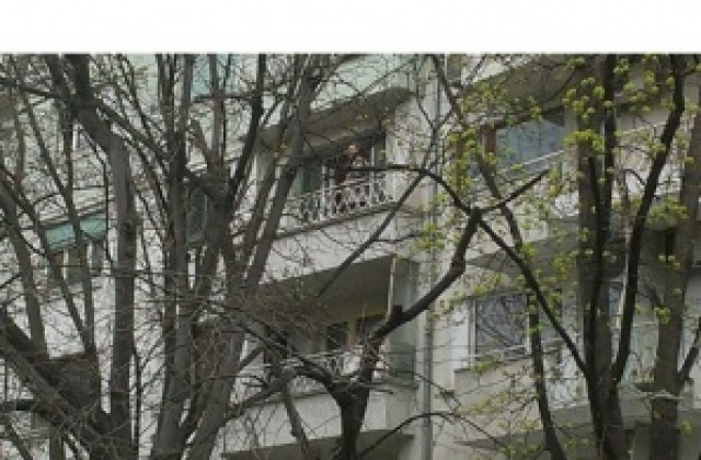 Варненец заплашва да скочи от четвъртия етаж
