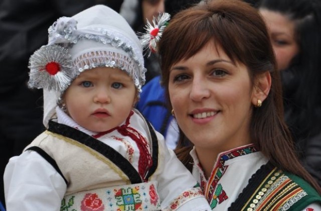 Разлог събира 1000 носии на едно място