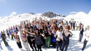По бански на фестивала The Big White Powder в Чепеларе