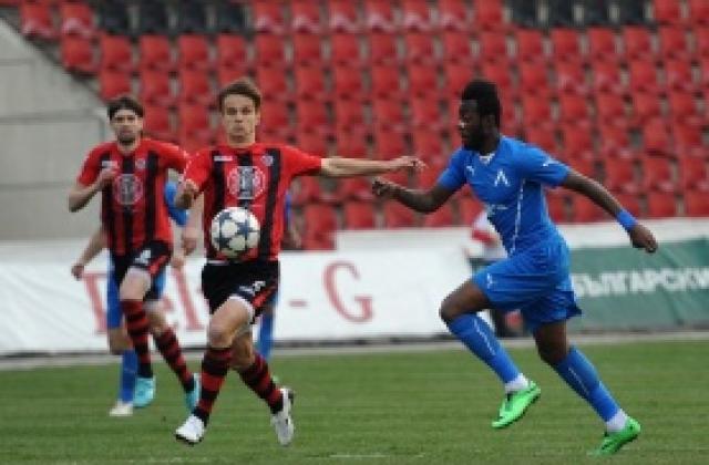 Ларсен Туре е с лека травма, вдигат го за Лаута