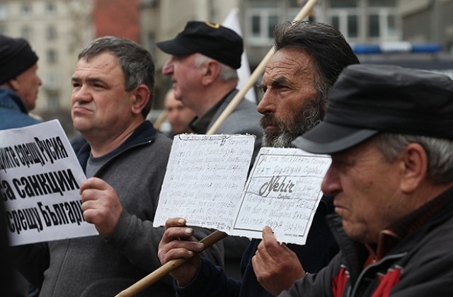 Два протеста посрещнаха участниците в заседанието на КСНС