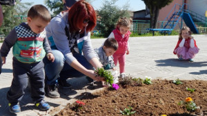 Пролетни цветя разцъфтяха в центъра на Малка Верея