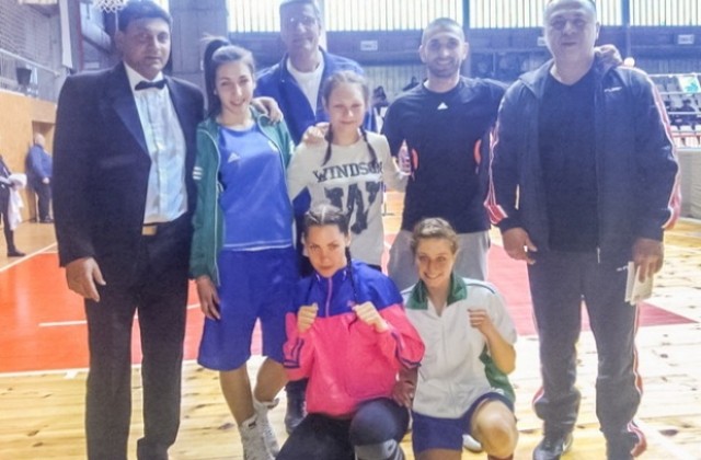 Девойки и жени от трите боксови клуба с медали от първенството в Русе