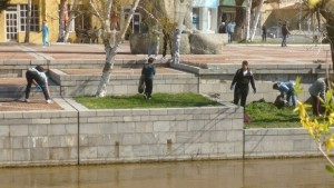 Младежи чистиха Асеновска и Дюлева река