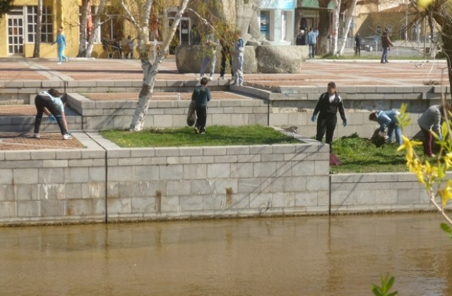 Младежи чистиха Асеновска и Дюлева река