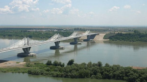 Пътуваме с влак по Дунав мост 2 около Коледа