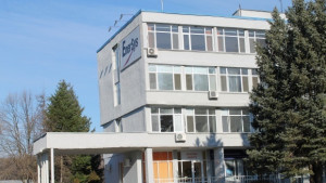 Съкращават по график 420 души от акумулаторния завод в Търговище