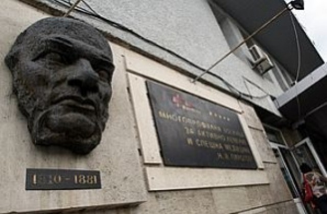 Блъснатите от кола на столична спирка са в стабилно състояние