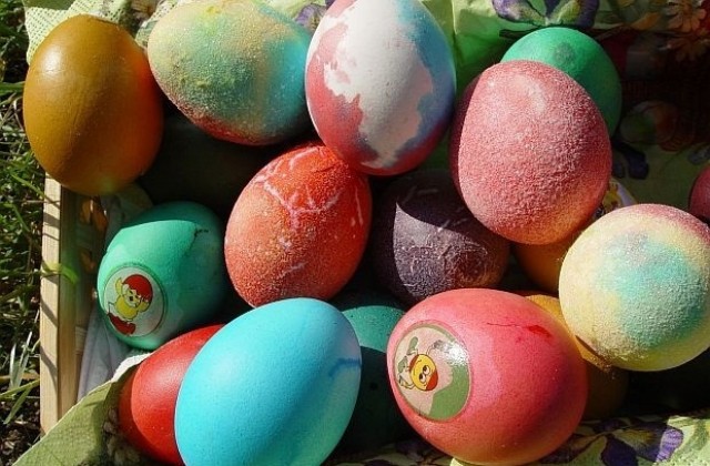 Боядисваме български яйца за Великден