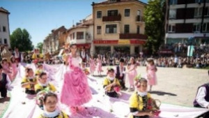 14 момичета се състезават за Царица на розите в Карлово