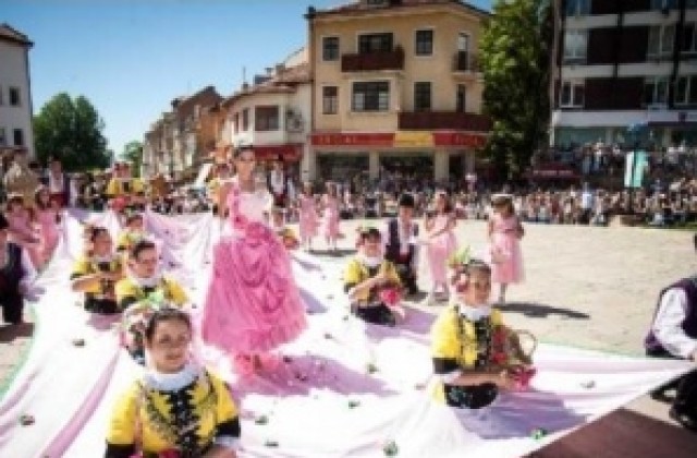 14 момичета се състезават за Царица на розите в Карлово