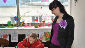 Даниела Савеклиева с дарение към Асоциацията на родителите на деца
