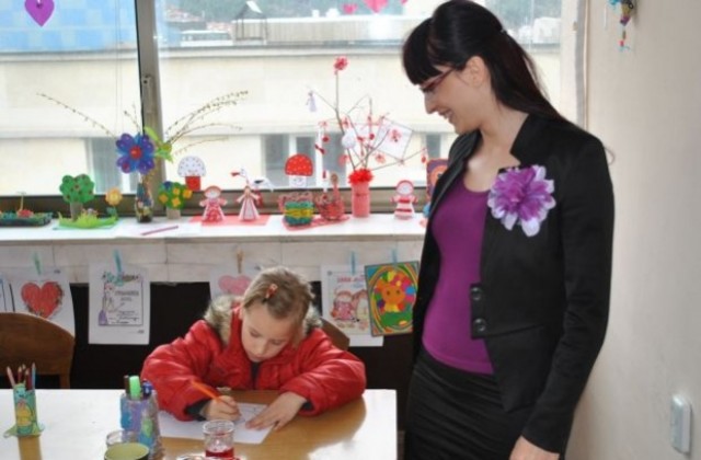 Даниела Савеклиева с дарение към Асоциацията на родителите на деца с епилепсия