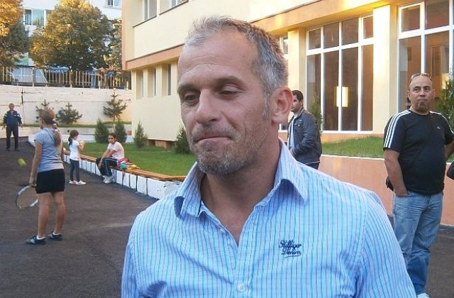 Йовчев и Камбитов режат лента на спортна зала