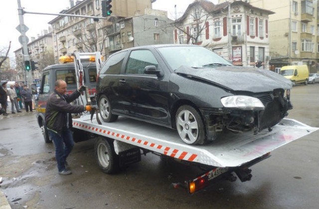Кола блъсна четирима души на спирка, нито един от пострадалите не остава в болница