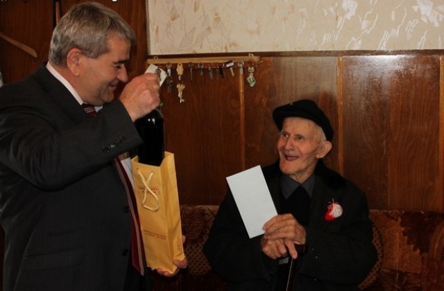 Община Плевен зарадва Кръстю Цветков за 100-годишния му юбилей