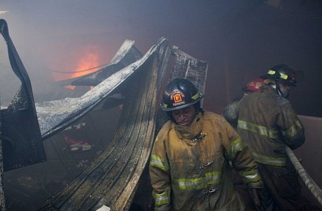 Пожар в жилищна сграда в Бостън, двама пожарникари загинаха